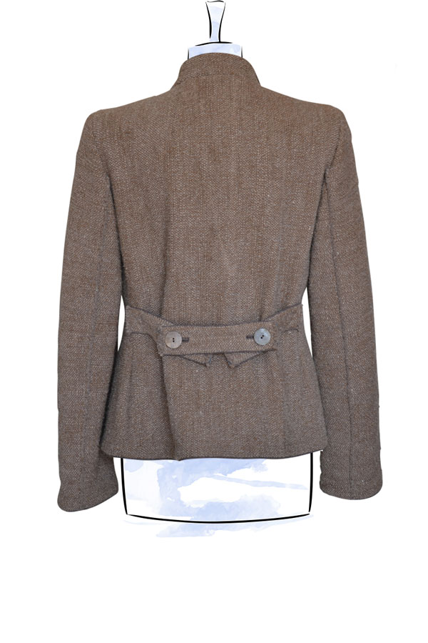 Kurze taillierte Trachtenjacke Eva mit echten Hornknöpfen  Detail 02