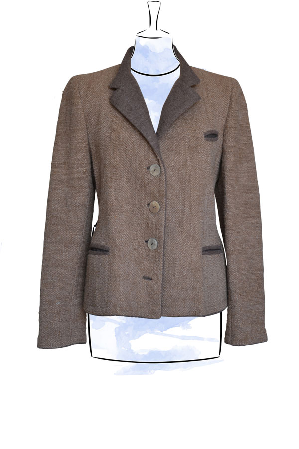 Kurze taillierte Trachtenjacke Eva mit echten Hornknöpfen Detail 01