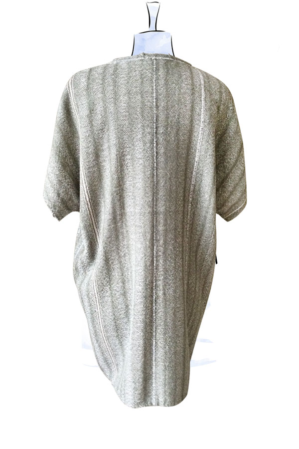 Lange Woll-Weste Berta mit kurzen Arm in salbeigrün Detail 01